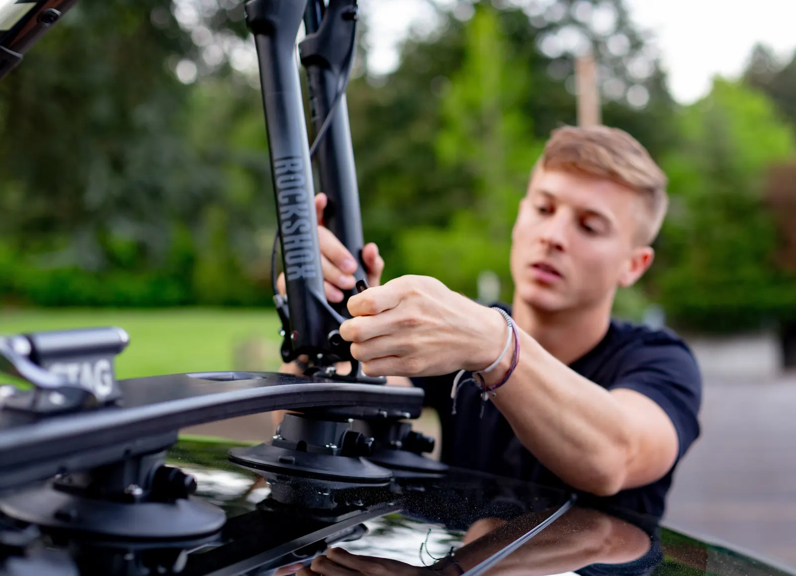Locking a STAG Rack onto a car roof by hand, no tools